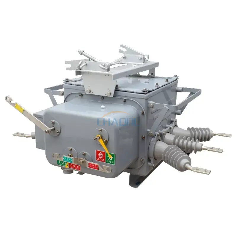 مدار شکن 12 کیلو ولت در فضای باز روی قطب نصب شده